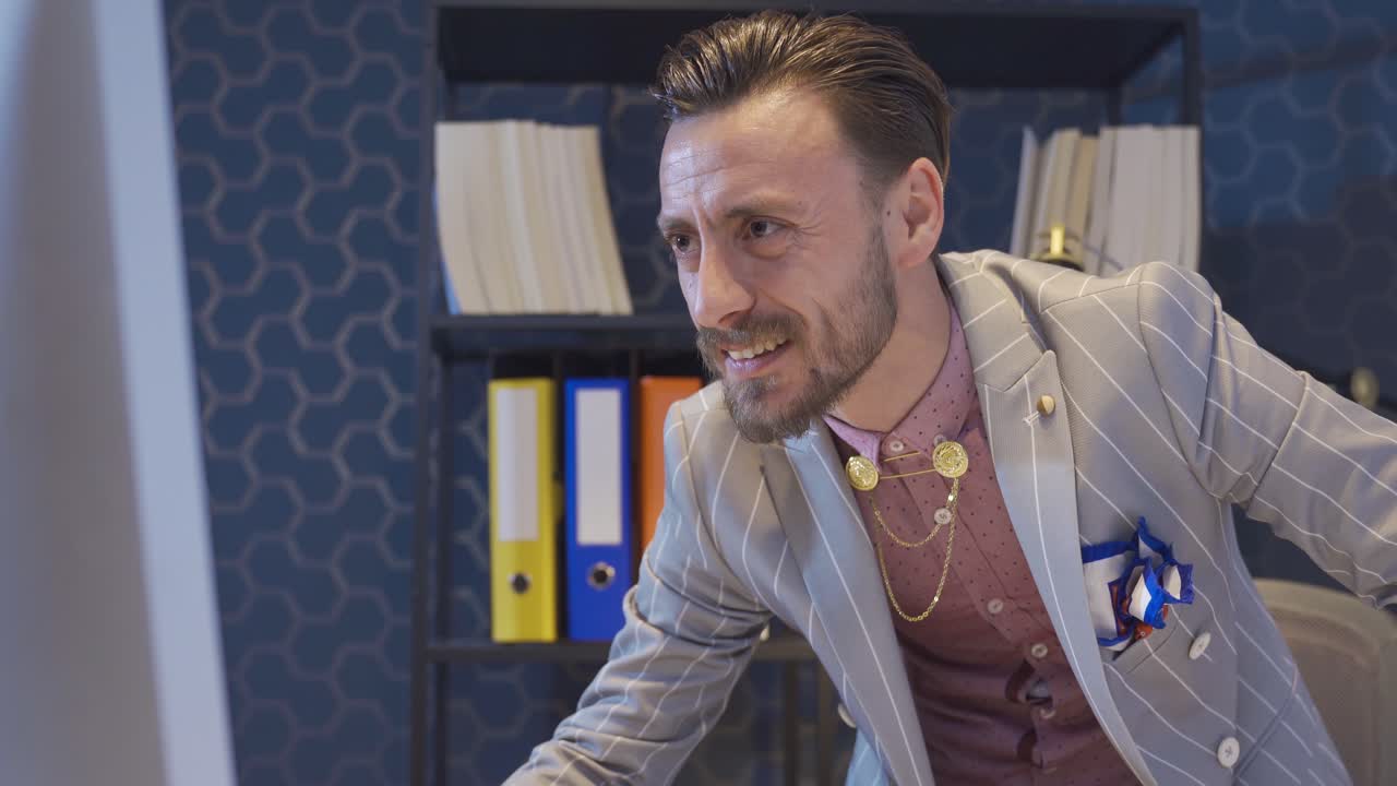 elegante y elegante hombre de negocios que utiliza la computadora se alegra, los resultados de los estados financieros, la finalización del proyecto.