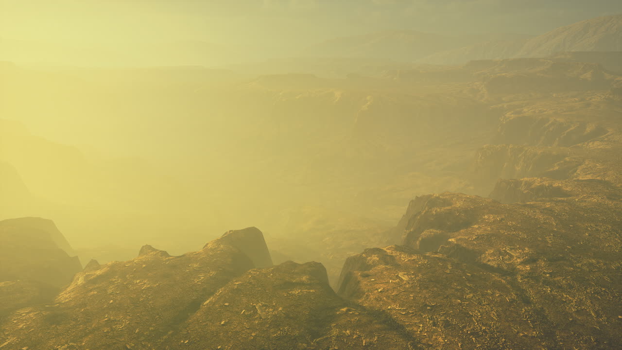 anfiteatro de rocas rojas en una mañana brumosa