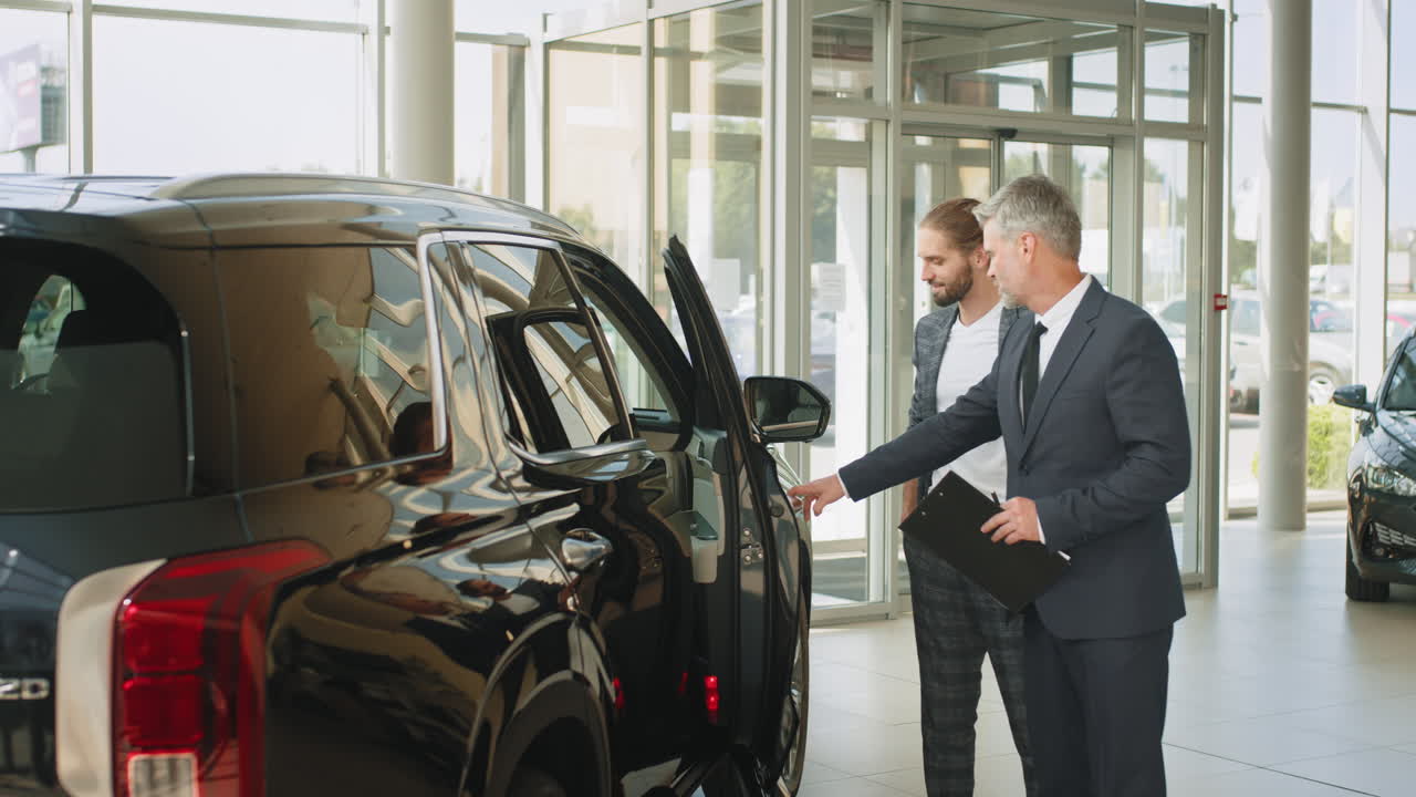 vendedor de automóviles mostrando las características del automóvil al cliente