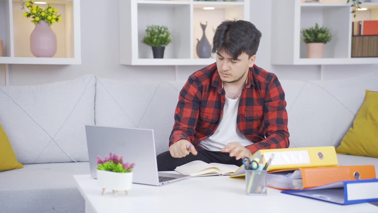 어색한 남자는 손에서 파일을 떨어뜨립니다.