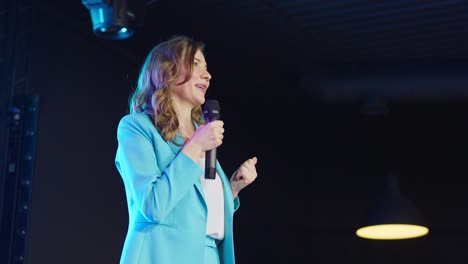 Una mujer dando un discurso.