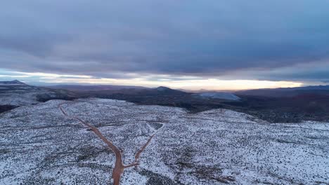 drone aéreo disparó sobre el desierto cubierto de nieve con un acantilado y montañas