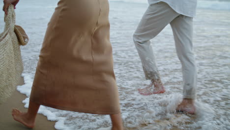 Pies-De-Novios-Corriendo-En-La-Playa-De-Arena-En-El-Mar-De-Vacaciones.-Pareja-Caminando-Por-La-Orilla