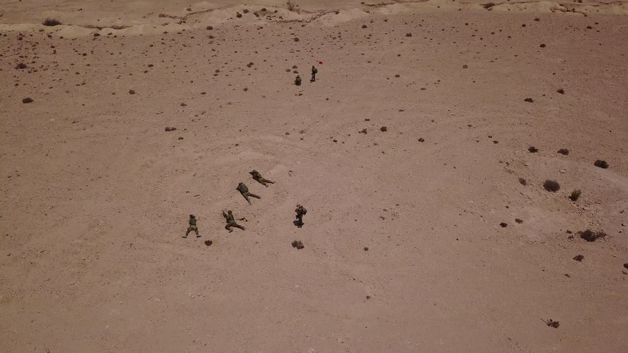 군사 작전 중 전투에서 훈련하는 이스라엘 군대의 드론 샷