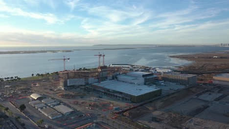il nuovo centro congressi in costruzione a chula vista, in california, con lo skyline di san diego in lontananza