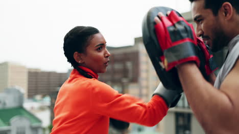 mujer, boxeador y entrenador personal en el techo