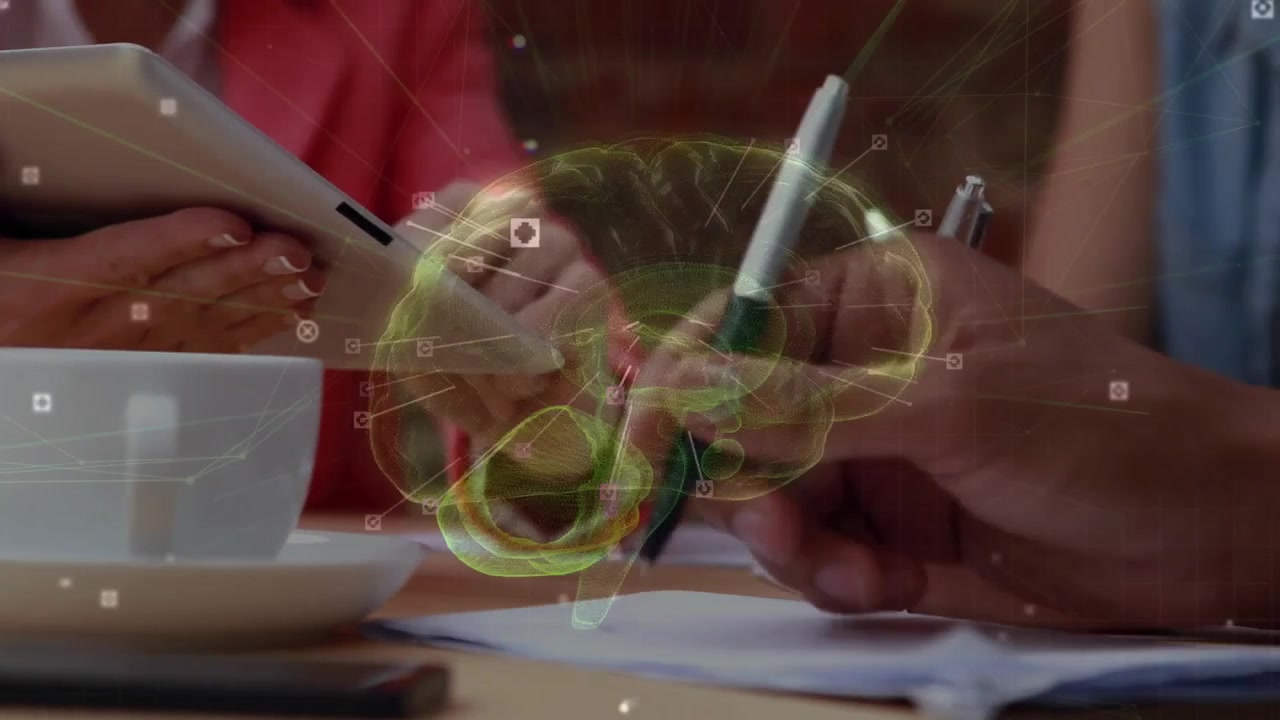 Com um holograma a aparecer, colegas tocam num tablet, uma caneta gira, e o holograma roda para mapear insights.