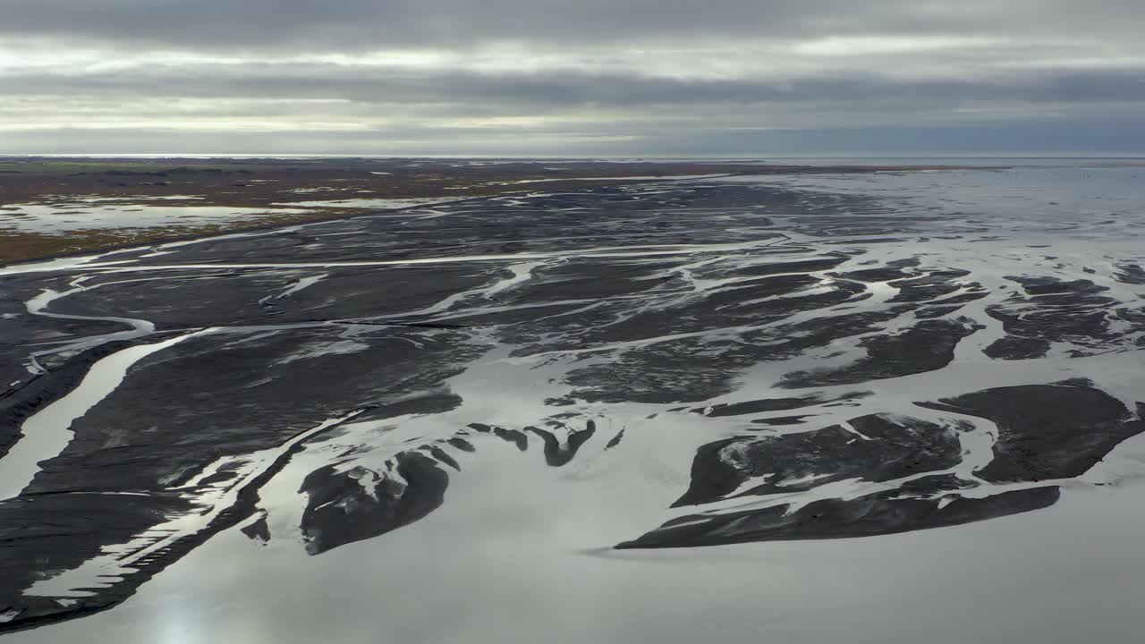 맑고 흐린 날 동안 아이슬란드의 공중 비행 강 삼각주 - 바다 배경