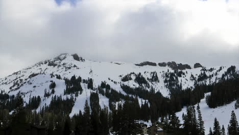 Timelapse-of-clouds-blowing-over-montaña-top