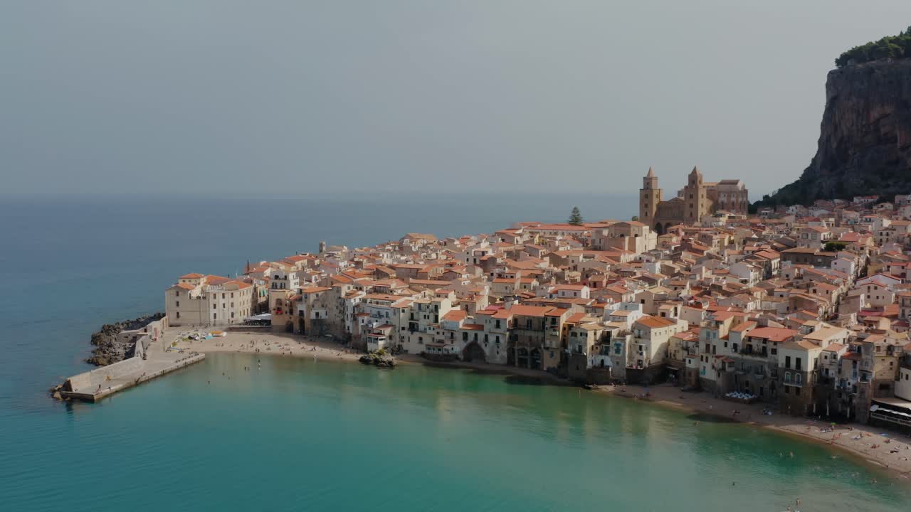 시칠리아의 작은 역사적인 마을의 모래 해변에 내려오는 공중 드론이 cefalu 마을의 만으로 습니다.