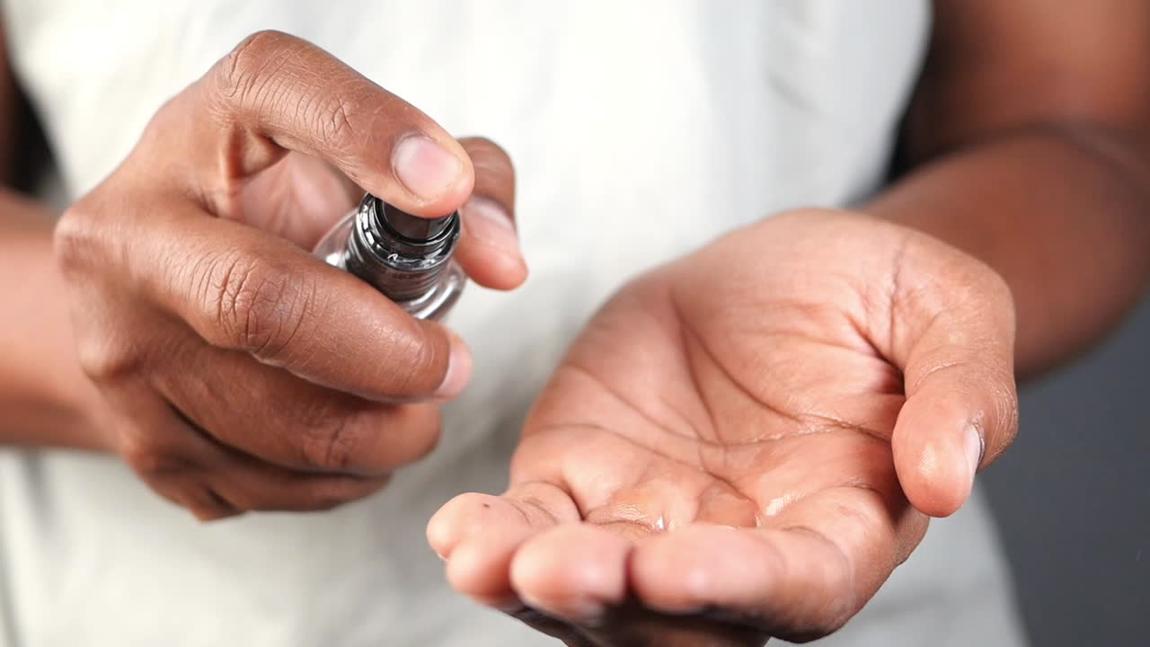 aplicación de desinfectante para las manos