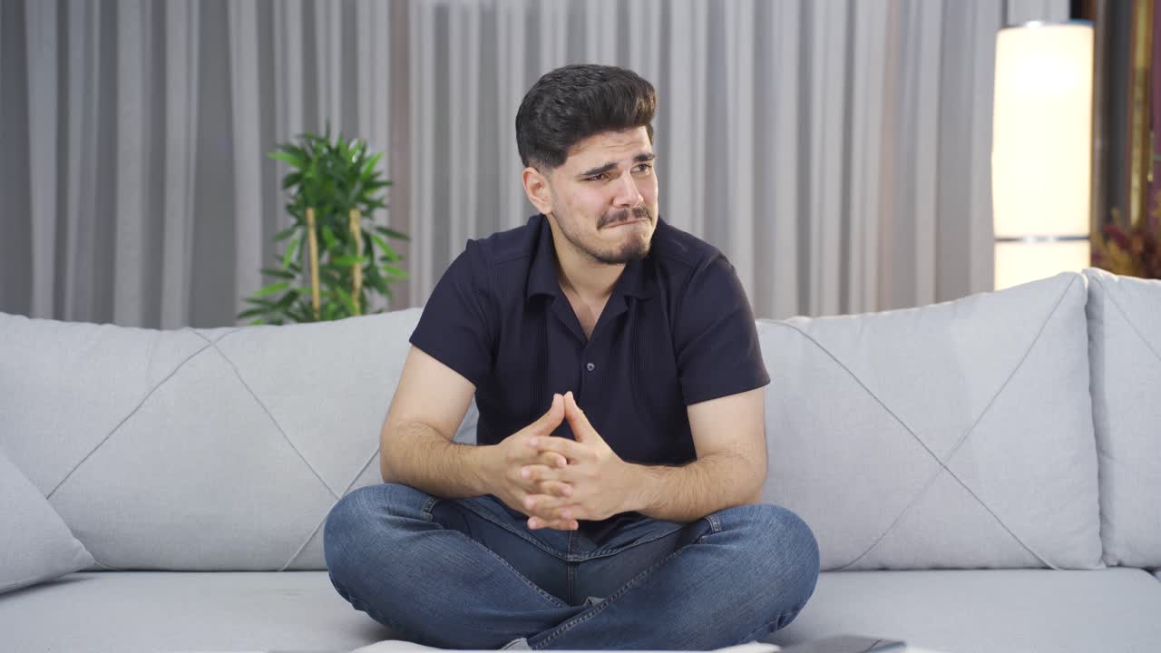 hombre problemático y joven con problemas psicológicos.