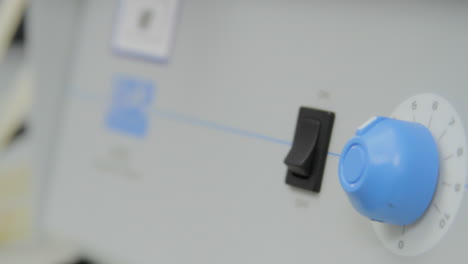 en un laboratorio de ciencias, se enciende un interruptor y sube la perilla