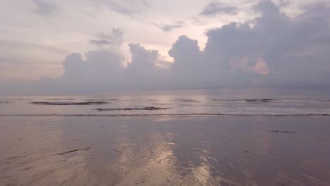 Natürliches-Meereswellenwasser-In-Zeitlupe-Mit-Schaum-Am-Weißen-Sandstrand,-Sommerstrandmeerblick