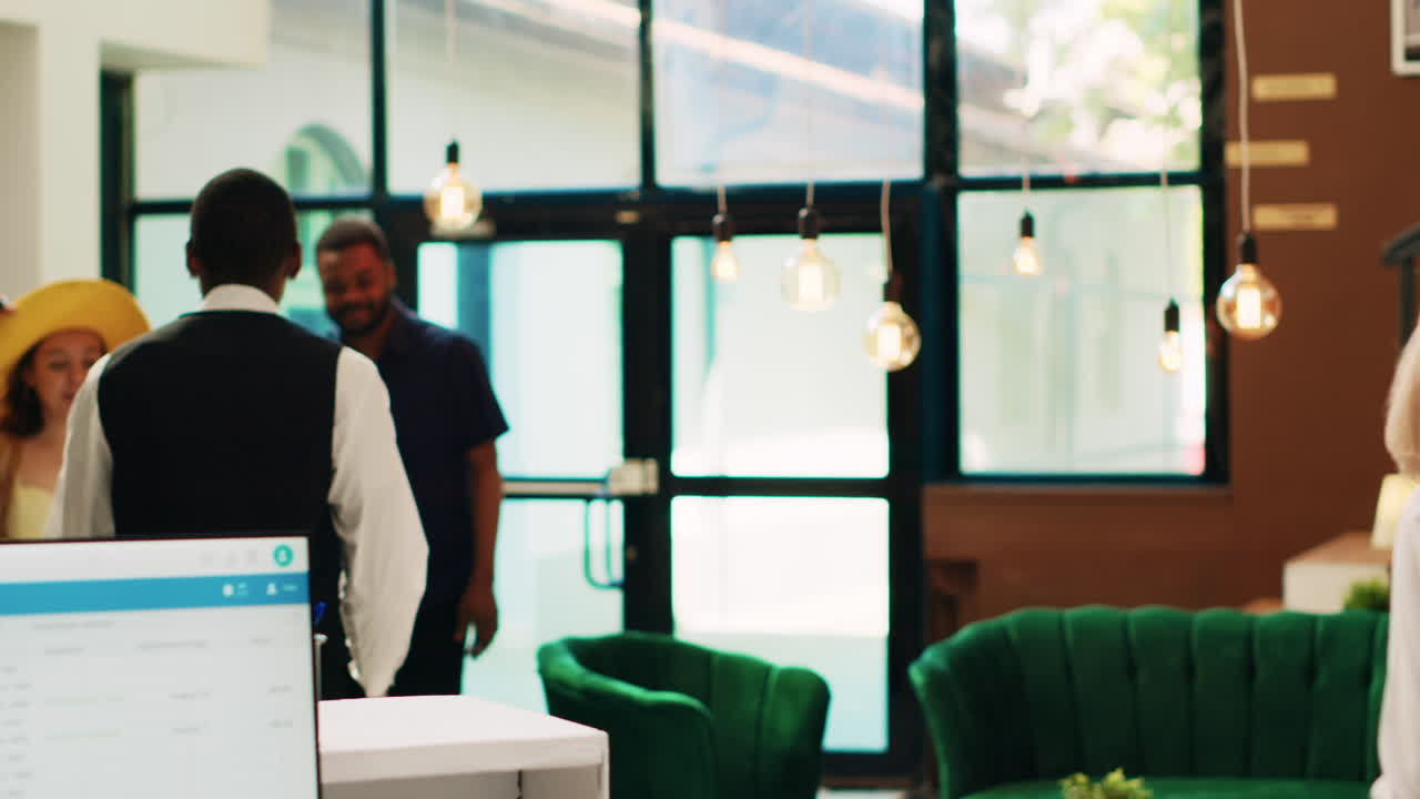 huéspedes de hotel que llegan a un complejo tropical