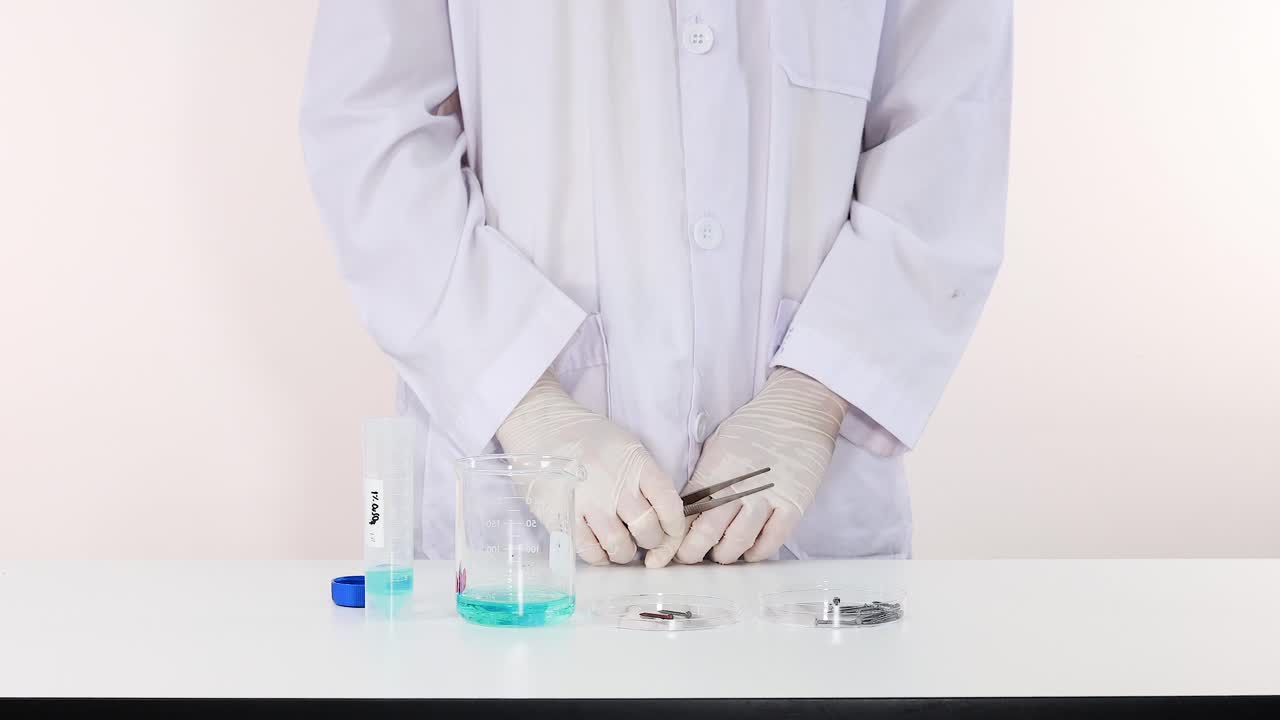 demostrando la reacción química con sulfato de cobre y hierro