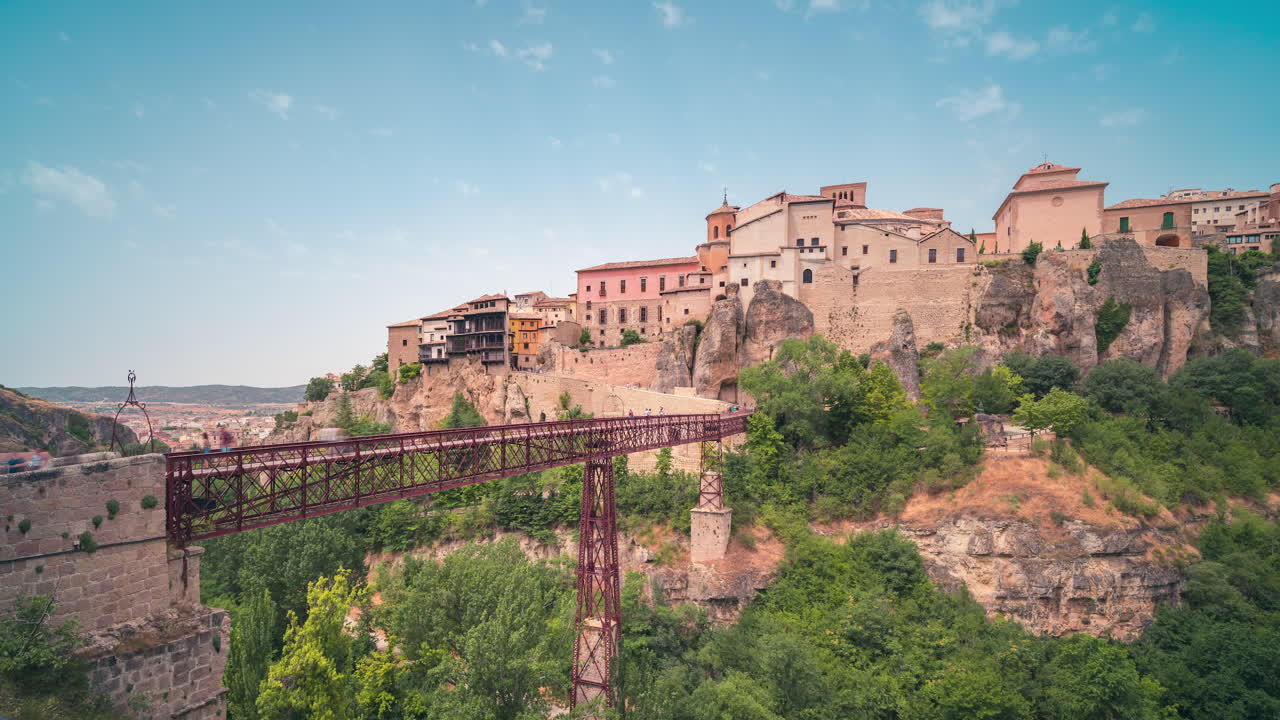 puente icónico de cuenca y casas colgadas en un cielo azul un día de verano