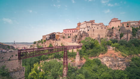 Puente-Icónico-De-Cuenca-Y-Casas-Colgadas-Casas-En-Un-Cielo-Azul-Día-De-Verano