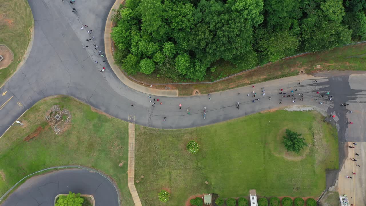 아스팔트 도로 를  ⁇ 고 있는 사람 들