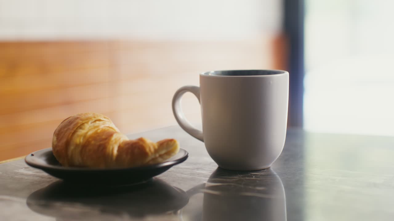 croissant y café