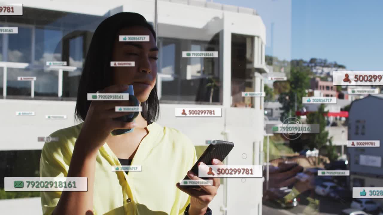 animación de iconos y números de redes sociales sobre mujeres biraciales que usan teléfonos inteligentes