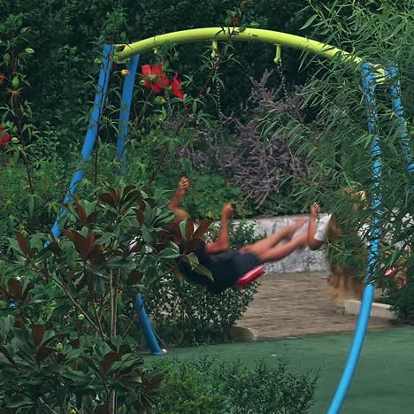 niño feliz divirtiéndose en el parque de atracciones para niños