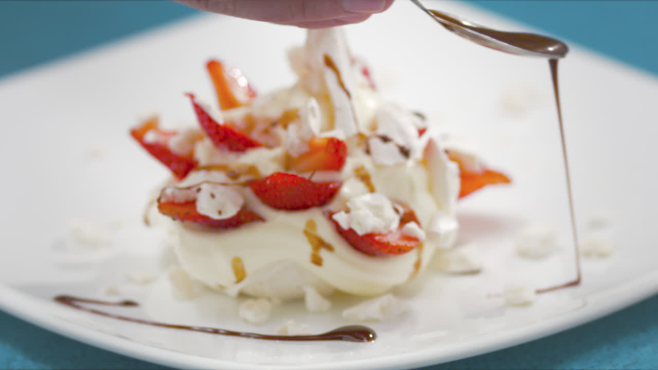 딸기와 초콜릿 퍼지를 곁들인 한숨 디저트