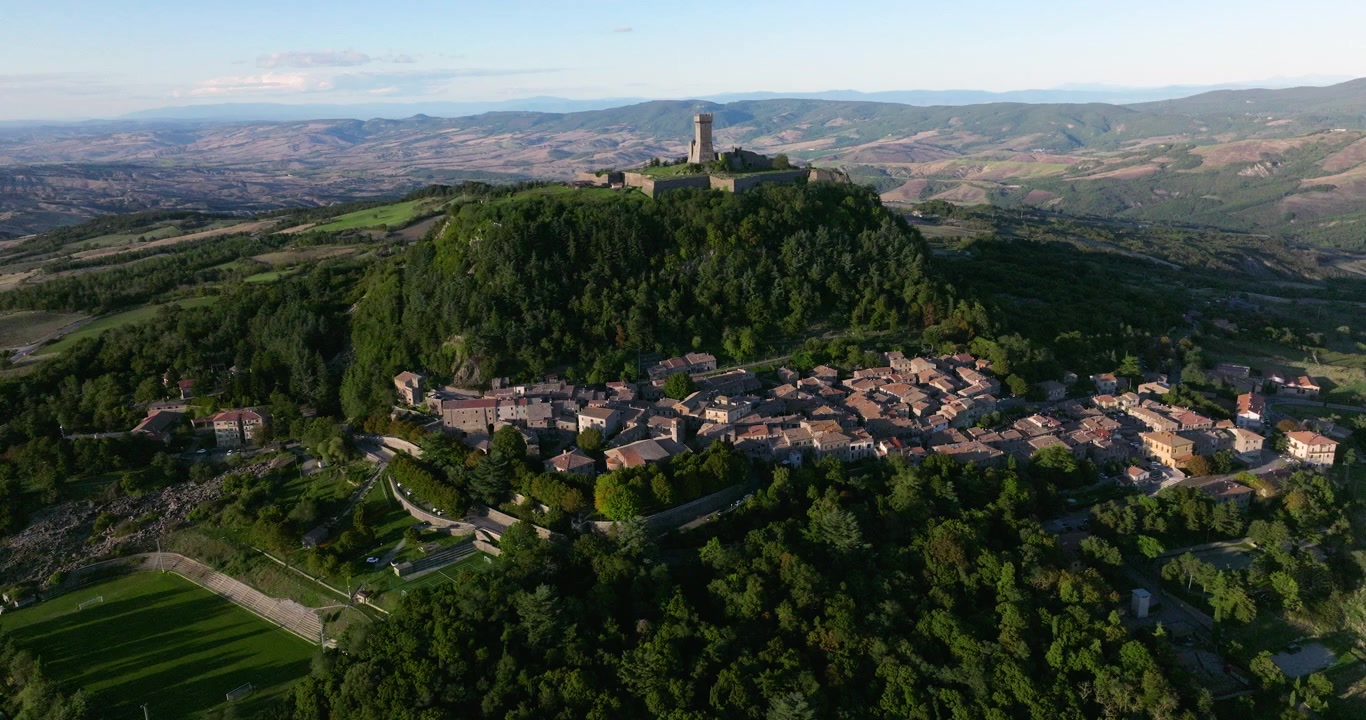 Fortezza di Radicofani in Val d'Orcia, Toscana, Italia - Ripresa con drone.