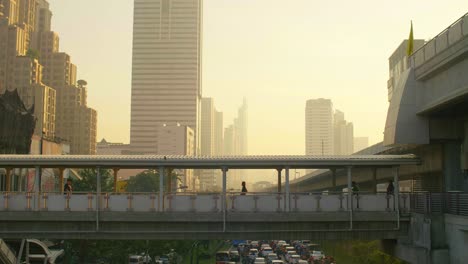 Fußgänger-Auf-Der-Fußgängerbrücke-Von-Bangkok