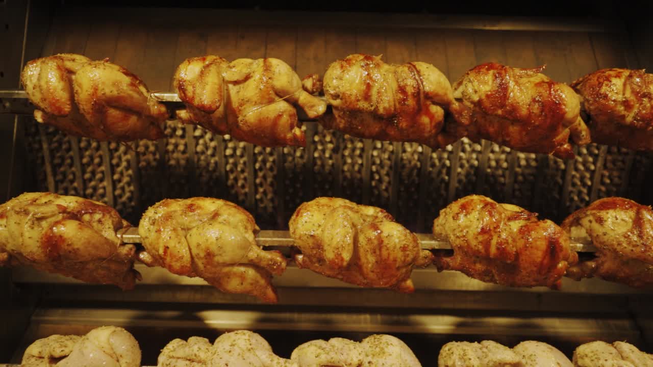 4줄로 맛있는 황금색 구운 피부를 곁들인 회전하는 닭고기 - 슬로우 모션