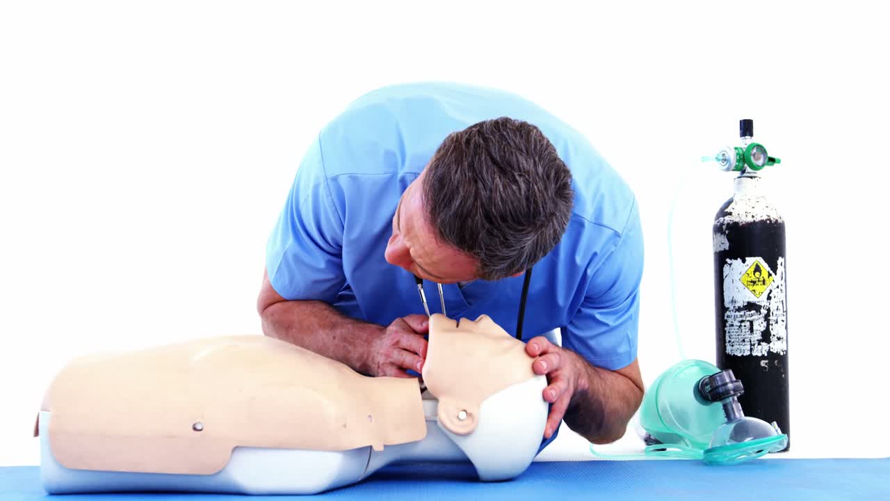 심폐폐소생술 훈련 중의 남성 구급대원