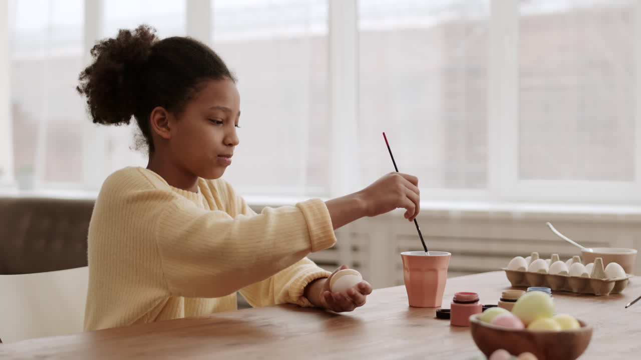 pintura de una niña en huevos de pascua