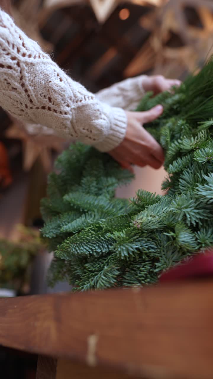 haciendo una corona de navidad