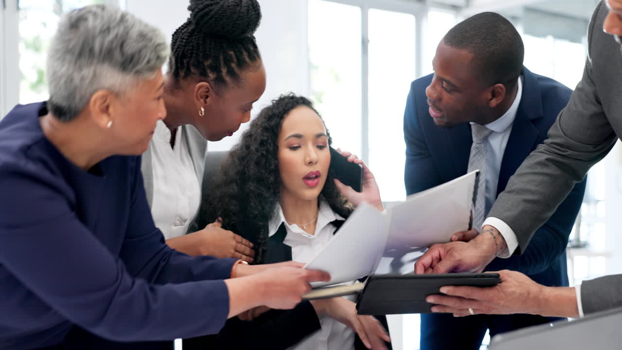 Stress, anxiété et chaos avec une femme au bureau