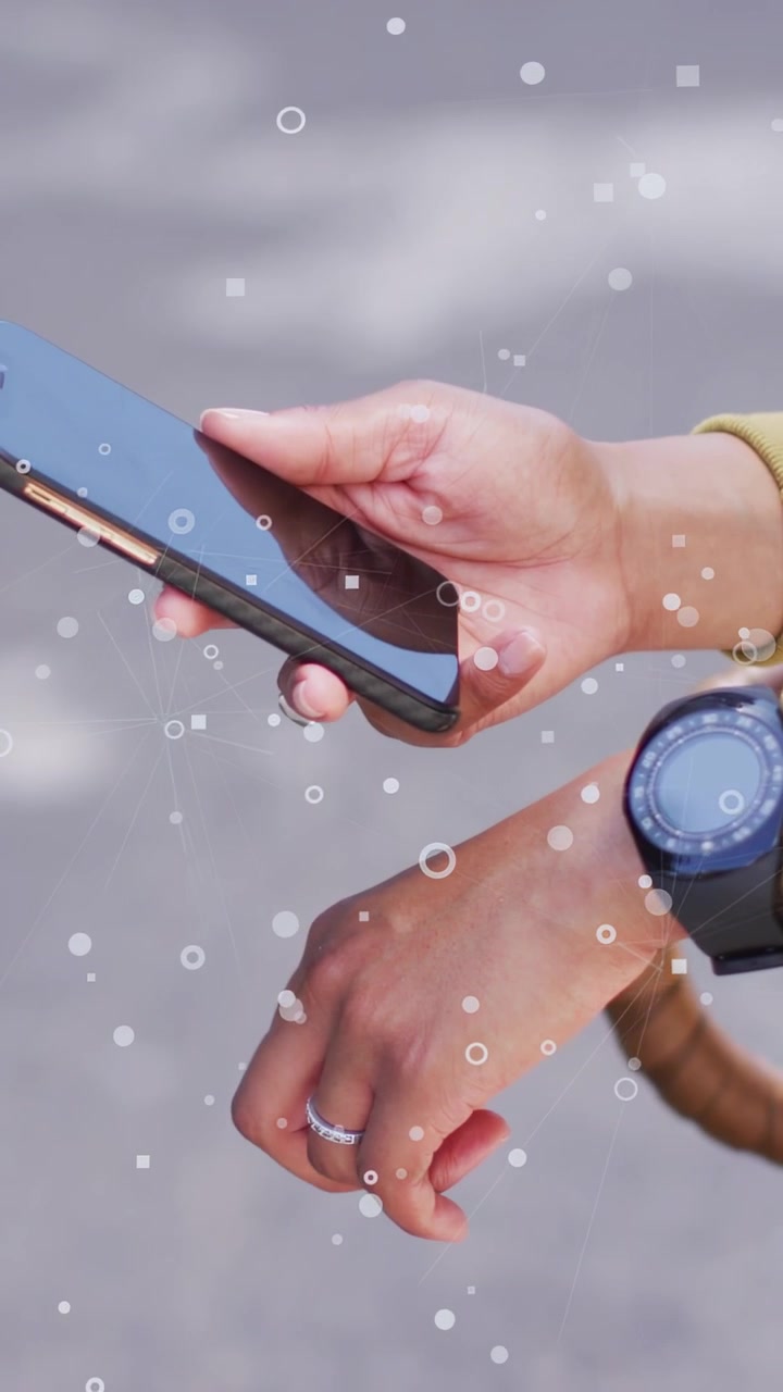 Video verticale: Donna che tocca il telefono, il pollice avvia scorrimenti per regolare l'inclinazione, con una sovrapposizione tecnologica di particelle.