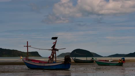 Los-Barcos-De-Pesca-Que-Amarran-En-La-Marea-Baja-Generalmente-Se-Ven-Como-Parte-De-Un-Romántico-Paisaje-Marino-Provincial-Del-Parque-Nacional-Khao-Sam-Roi-Yot,-Prachuap-Khiri-Khan,-En-Tailandia