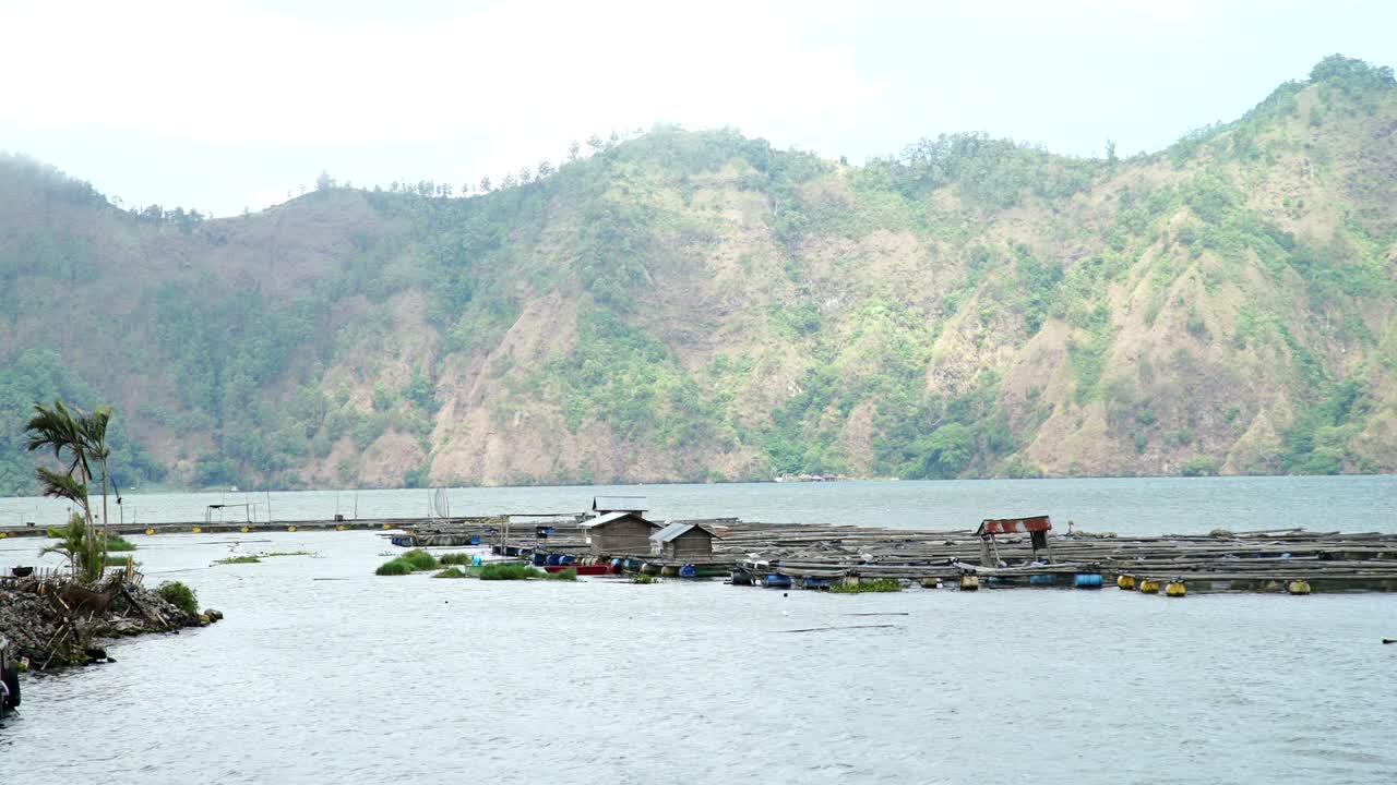 아름다운 바투르 호수는 물고기 농장에서 사각형 잠수 된 대나무 케이지로 가득 차 있습니다.