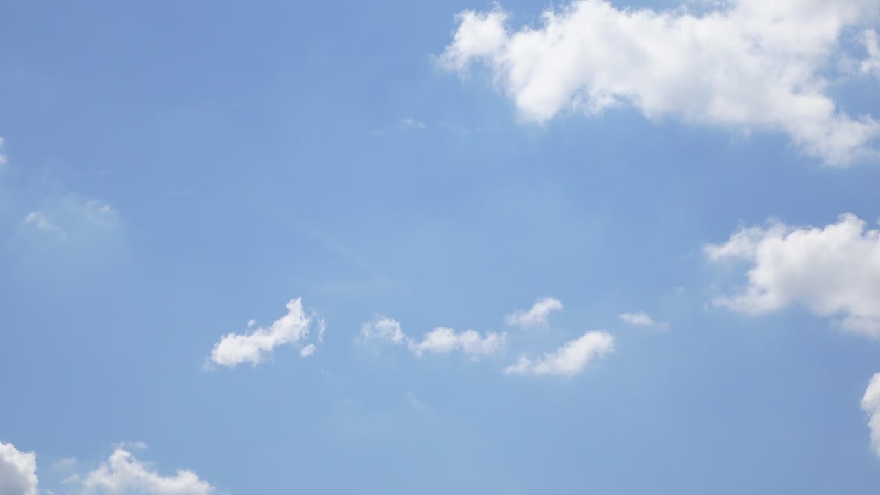 푸른 구름과 함께 아름다운 파란 하늘