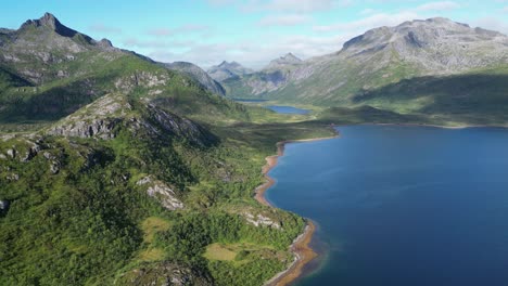 Naturaleza-De-Las-Islas-Lofoten,-Fiordos-Y-Paisaje-Montañoso-Panorámico---Aéreo-4k