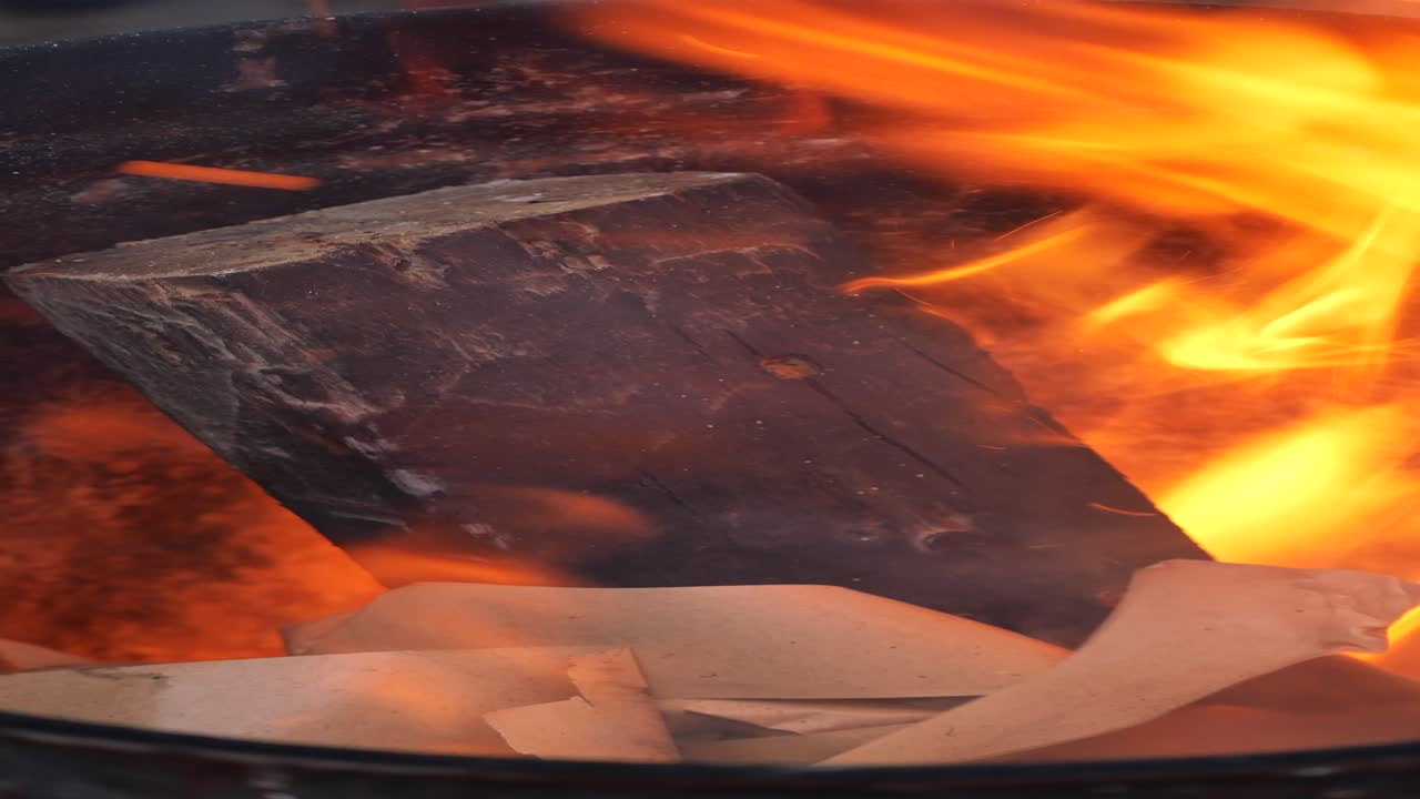 la quema de leña en una parrilla de carbón