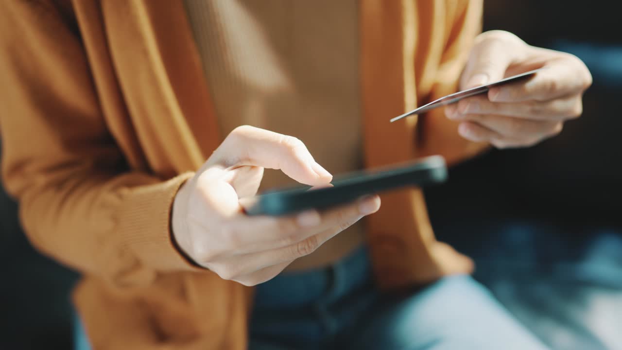 b roll - mano de mujer comprando en línea con tarjeta de crédito. banca en línea con teléfono inteligente. pago fácil usando teléfono inteligente o dispositivo digital. comunicación a través de aplicación para la venta en la tienda.
