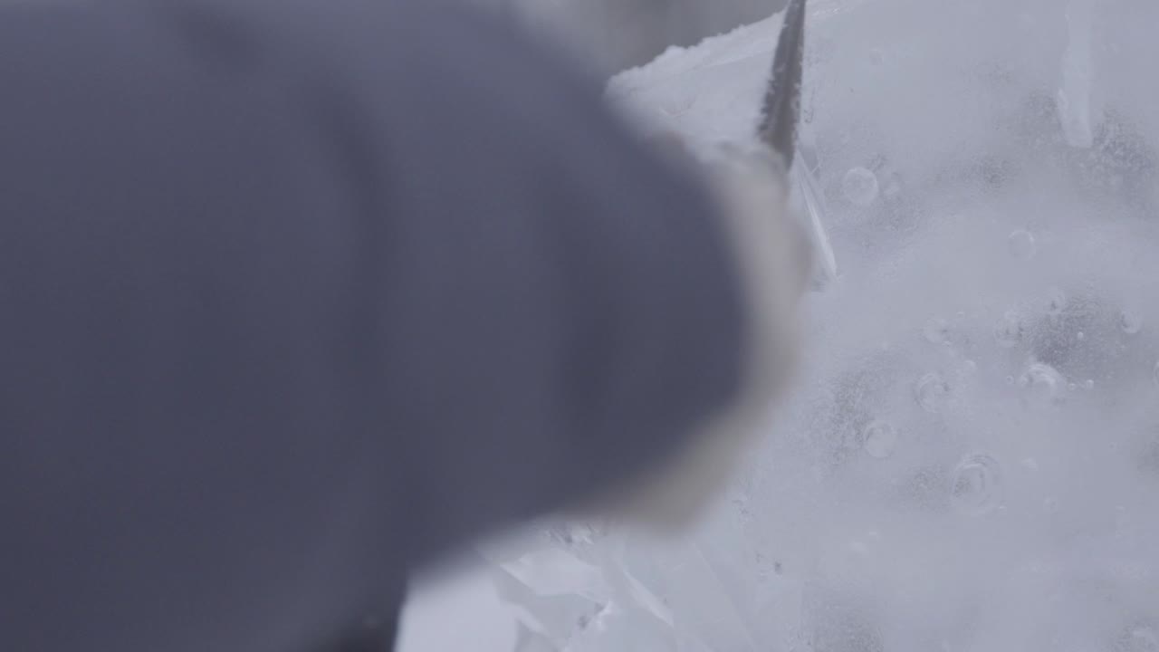 резьба на льду в процессе