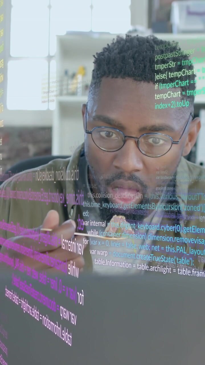 Animatie van gegevensverwerking boven Afro-Amerikaanse zakenman die luncht op kantoor
