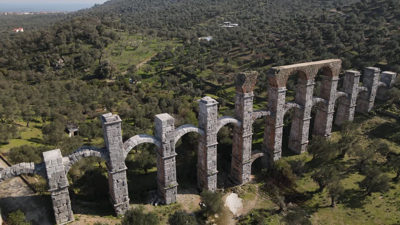 una vista aérea del acueducto romano de moria, lesbos, grecia
