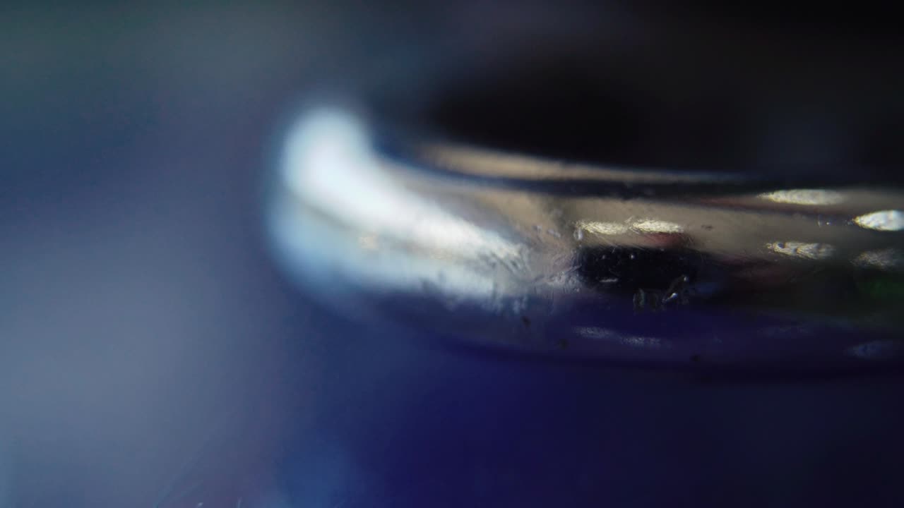 Makrovideoklipp av ett hänglås, glänsande stållås i närbild, säkerhetsutrustning, slowmotion 120fps, Full HD, utzoomningsrörelse