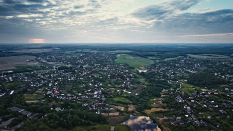 luftaufnahme von ländlichen häusern in einem dorf in der ukraine