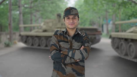 retrato de un feliz hombre del ejército indio
