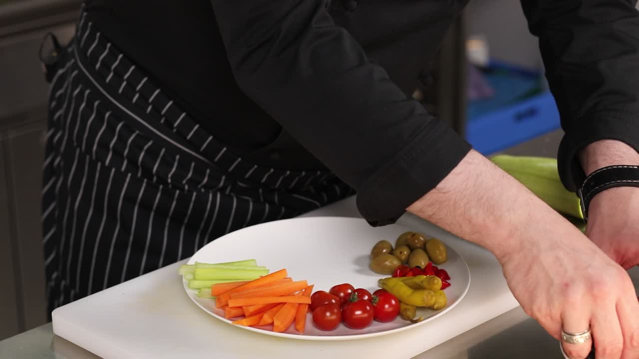 chef preparando un plato de verduras de colores