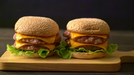 hamburguesa de cerdo o hamburguesa de cerdo con queso