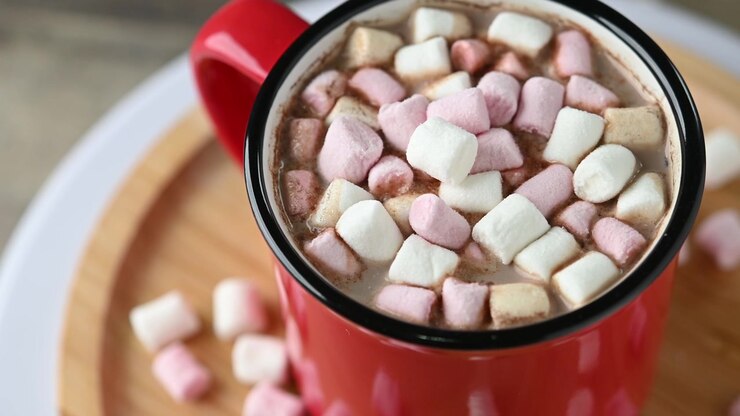 Cioccolata calda con marshmallow in tazza rossa